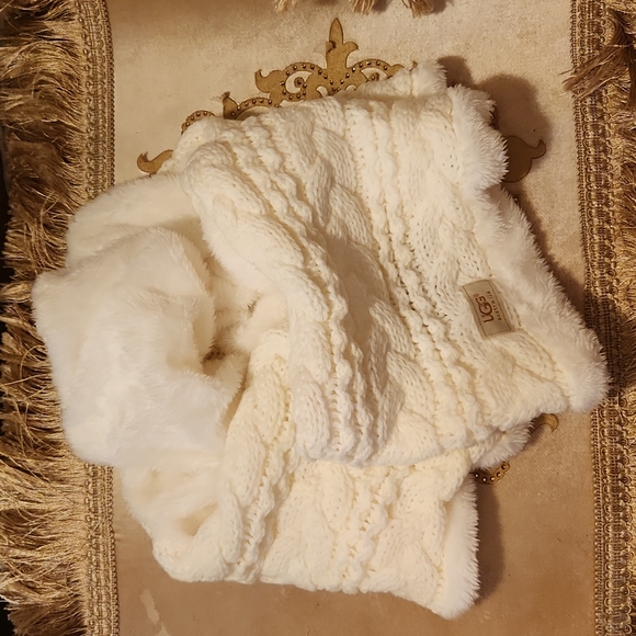 NEW UGG INFINITY SCARF AND HAT SET - Picture 2 of 4